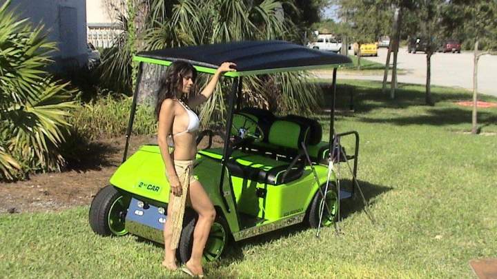 Vista lateral izquierda del carrito de golf con temática de veneno verde Kendall