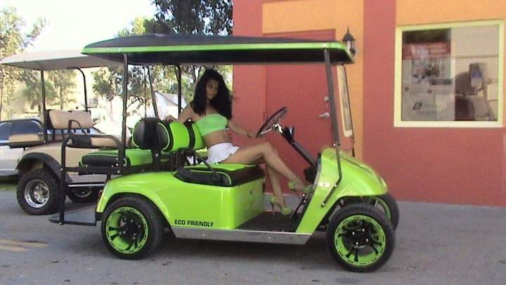 Vista lateral derecha del carrito de golf con temática de veneno verde Kendall