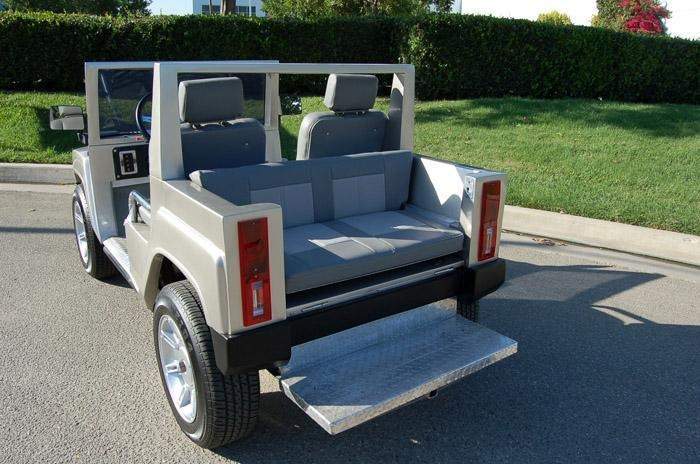 Vista trasera del carrito de golf Hummer gris de Kendall