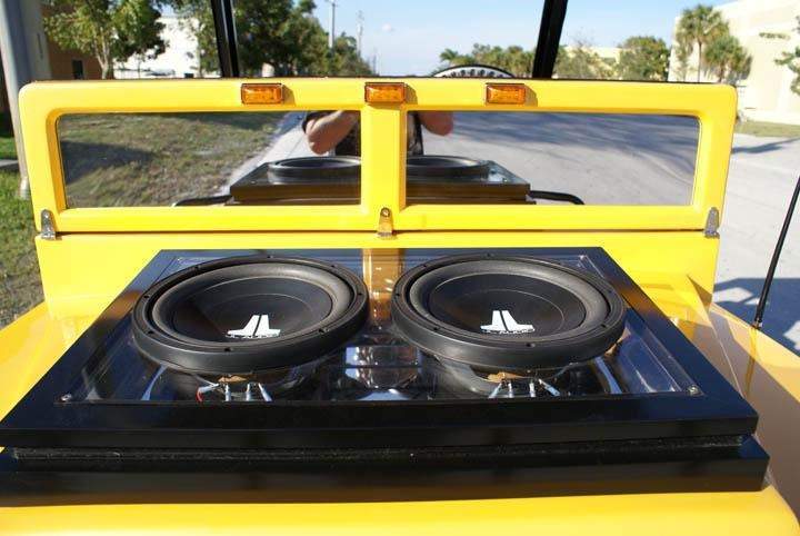 Vista trasera del carrito de golf Hummer de Kendall