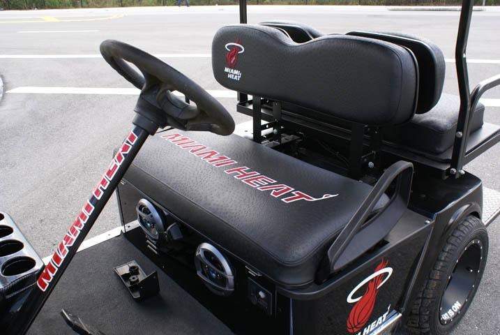 Vista lateral del carrito de golf del Miami Heat 2 Kendall