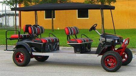 Vista lateral de un carrito de golf con temática de los Miami Heat en Kendall