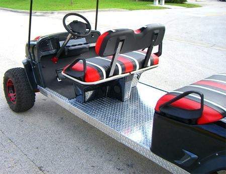 Vista de un carrito de golf con temática de los Miami Heat detrás de Kendall.