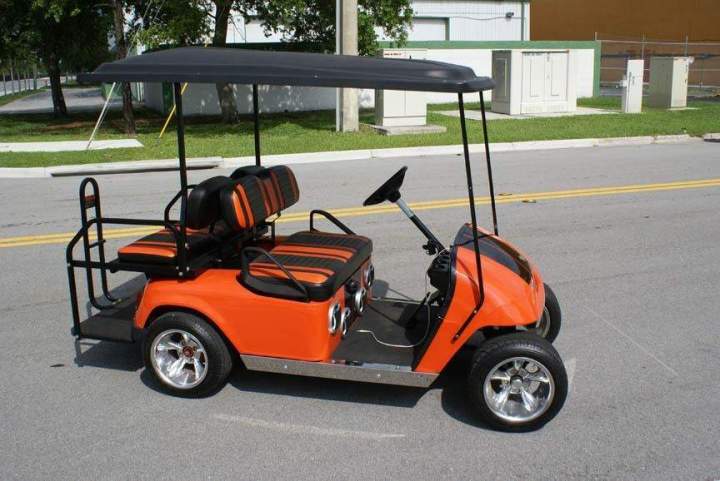 Vista lateral derecha del carrito de golf con temática de veneno naranja Kendall