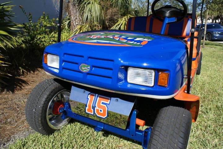 Vista frontal del carrito de golf de la Universidad de Florida 1 Kendall