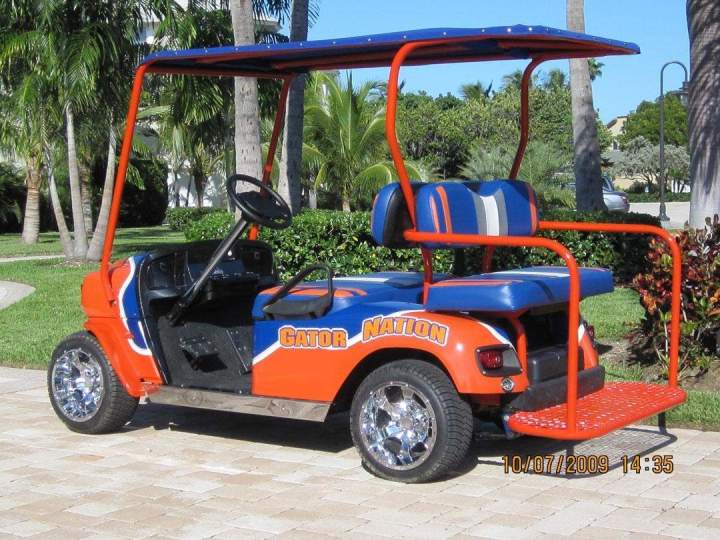 Vista lateral trasera del carrito de golf de la Universidad de Florida 2 Kendall