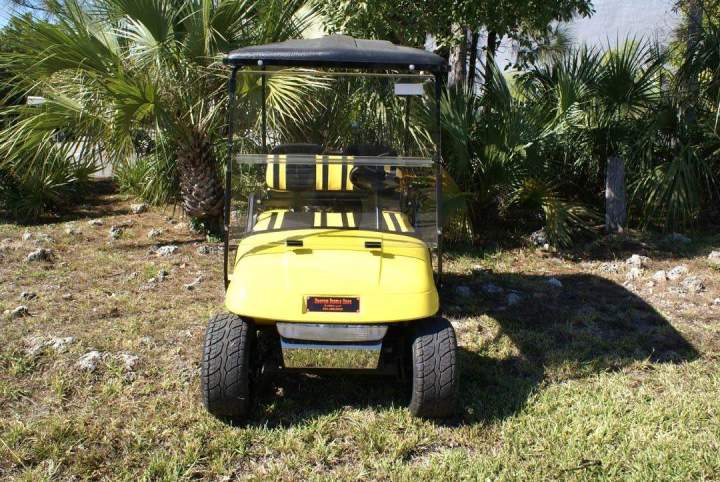 Vista frontal del carrito de golf con temática de veneno amarillo Kendall
