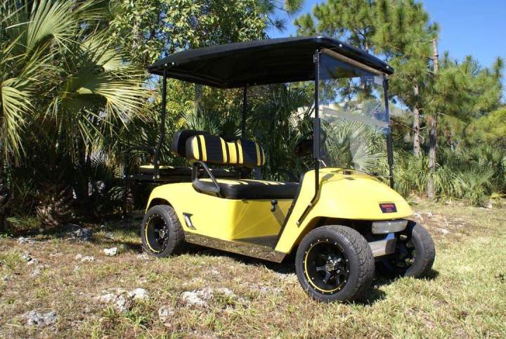 Vista frontal derecha del carrito de golf con temática de veneno amarillo Kendall