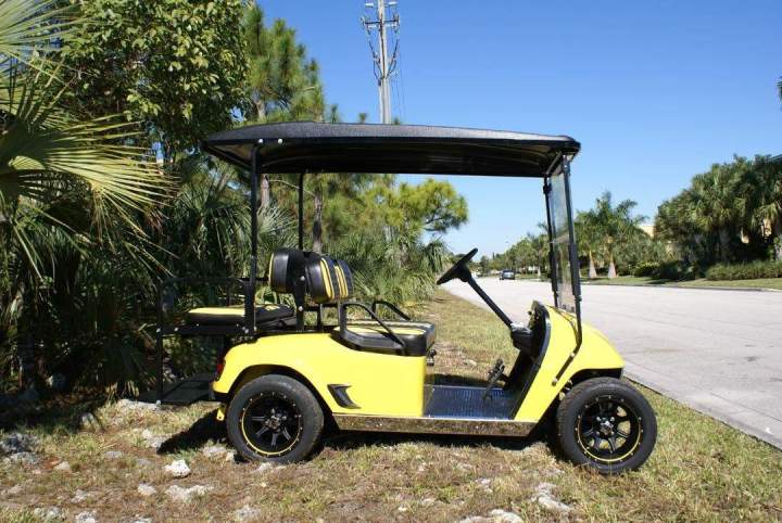Carrito de golf con temática de veneno amarillo, lado derecho, Kendall