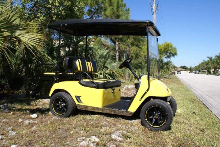Vista lateral derecha del carrito de golf con temática de veneno amarillo Kendall